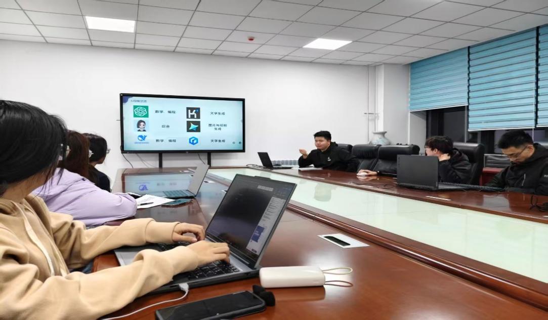 提升數(shù)字素養(yǎng)，賦能職業(yè)未來(lái)——機(jī)械工程學(xué)院就業(yè)委員會(huì)開展辦公技能與AI應(yīng)用專項(xiàng)培訓(xùn)